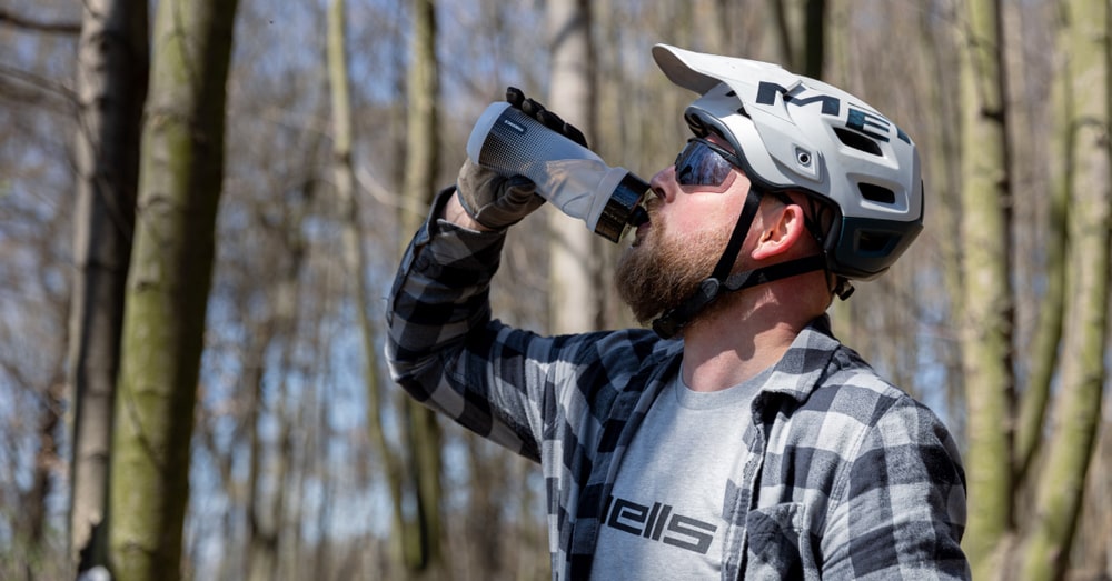 cyklista s doplňky a oblečením Pells